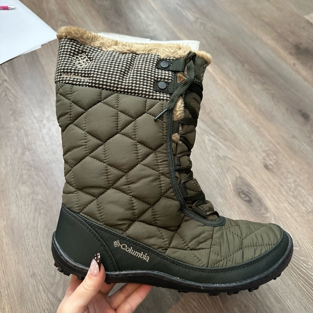 Columbia Women's Quilted Winter Boots - Green and Black